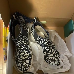 Joules rain well navy leopard rain boots size 7 new in box.